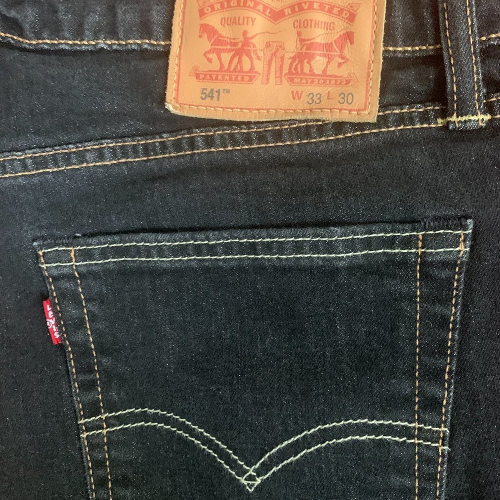 Levis 541  W 33 x L 30  Dark Wash preowned great condition